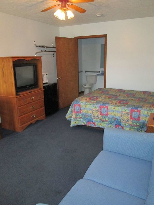 Huggy Bear Motel - Warren Room photo