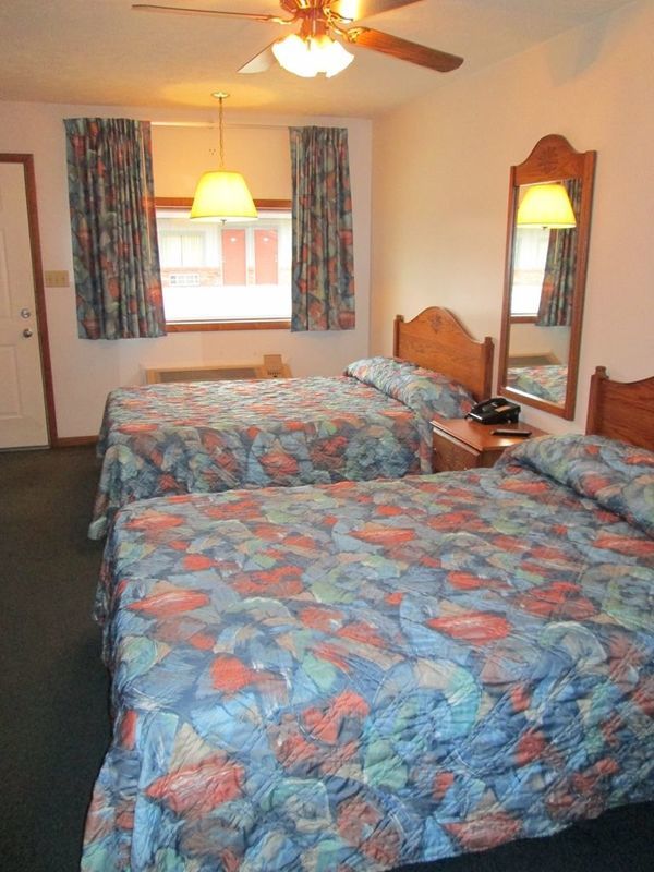 Huggy Bear Motel - Warren Room photo